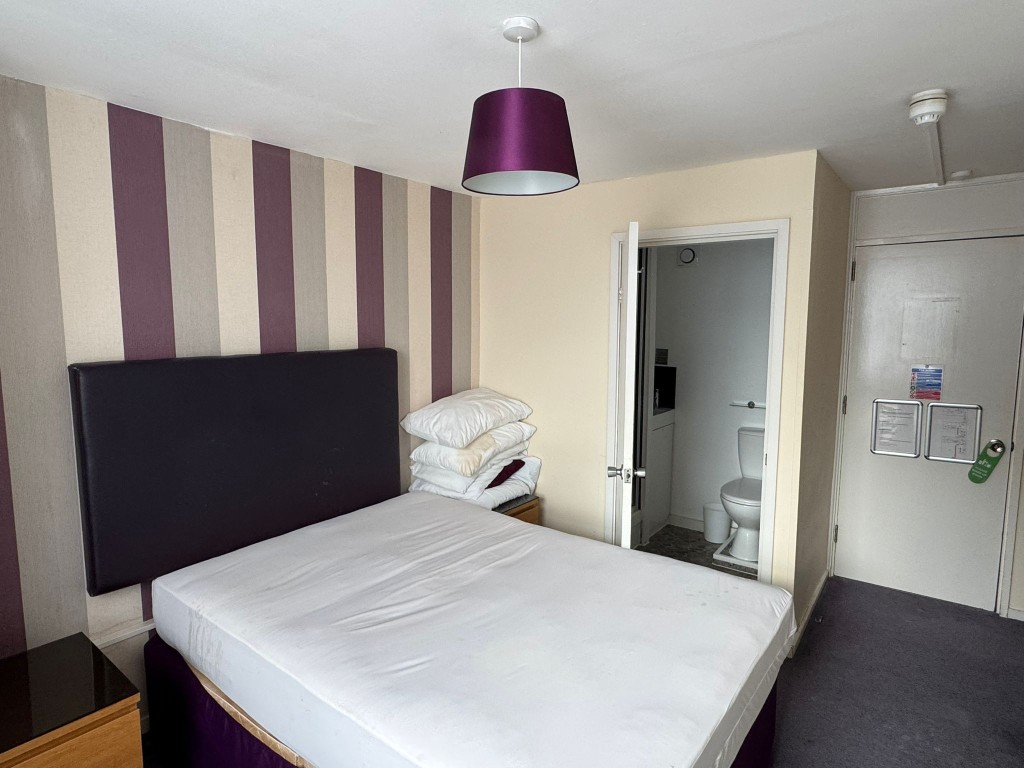 Lot: 142 - FORMER PUB AND HOTEL WITH PLANNING PERMISSION FOR RESIDENTIAL CONVERSION - Hotel room with view to ensuite